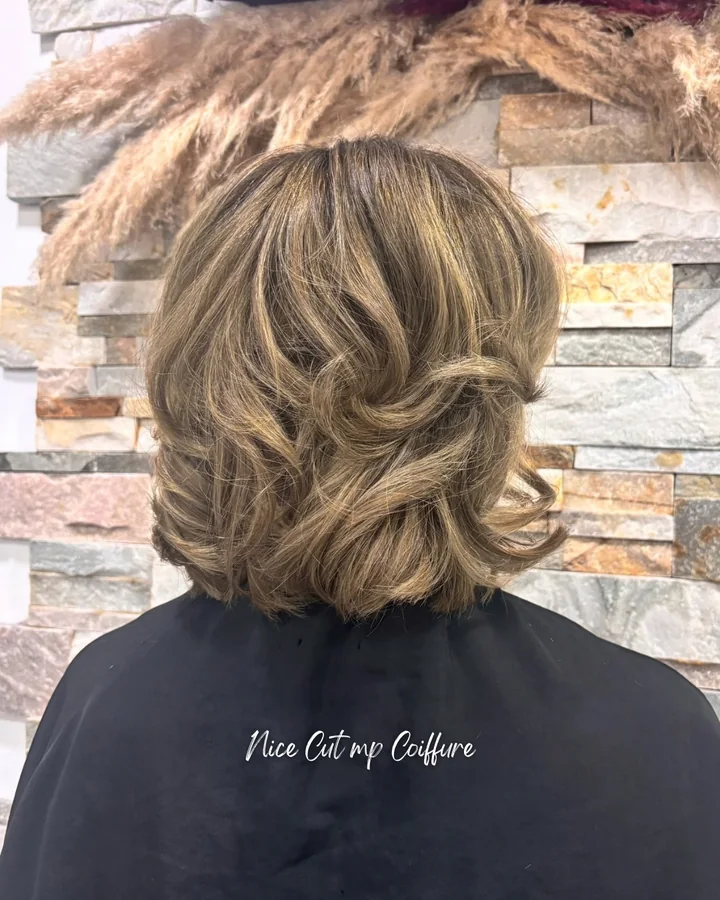 Après : carré ondulé au balayage blond beige, vu de dos
