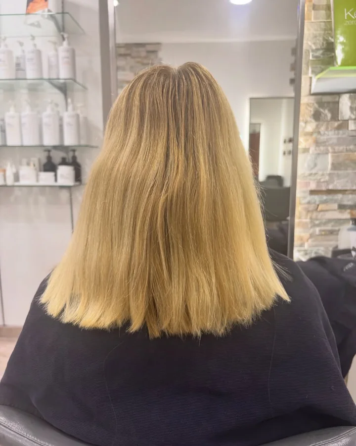 Avant : longueurs blondes aux reflets jaunes, vues de dos